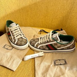Women authentic Gucci sneakers size 37